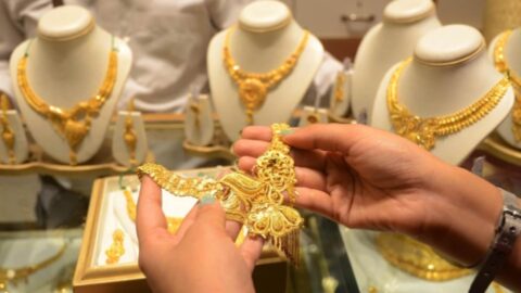Gold Price in Pakistan Falls Rs300 Per Tola Today